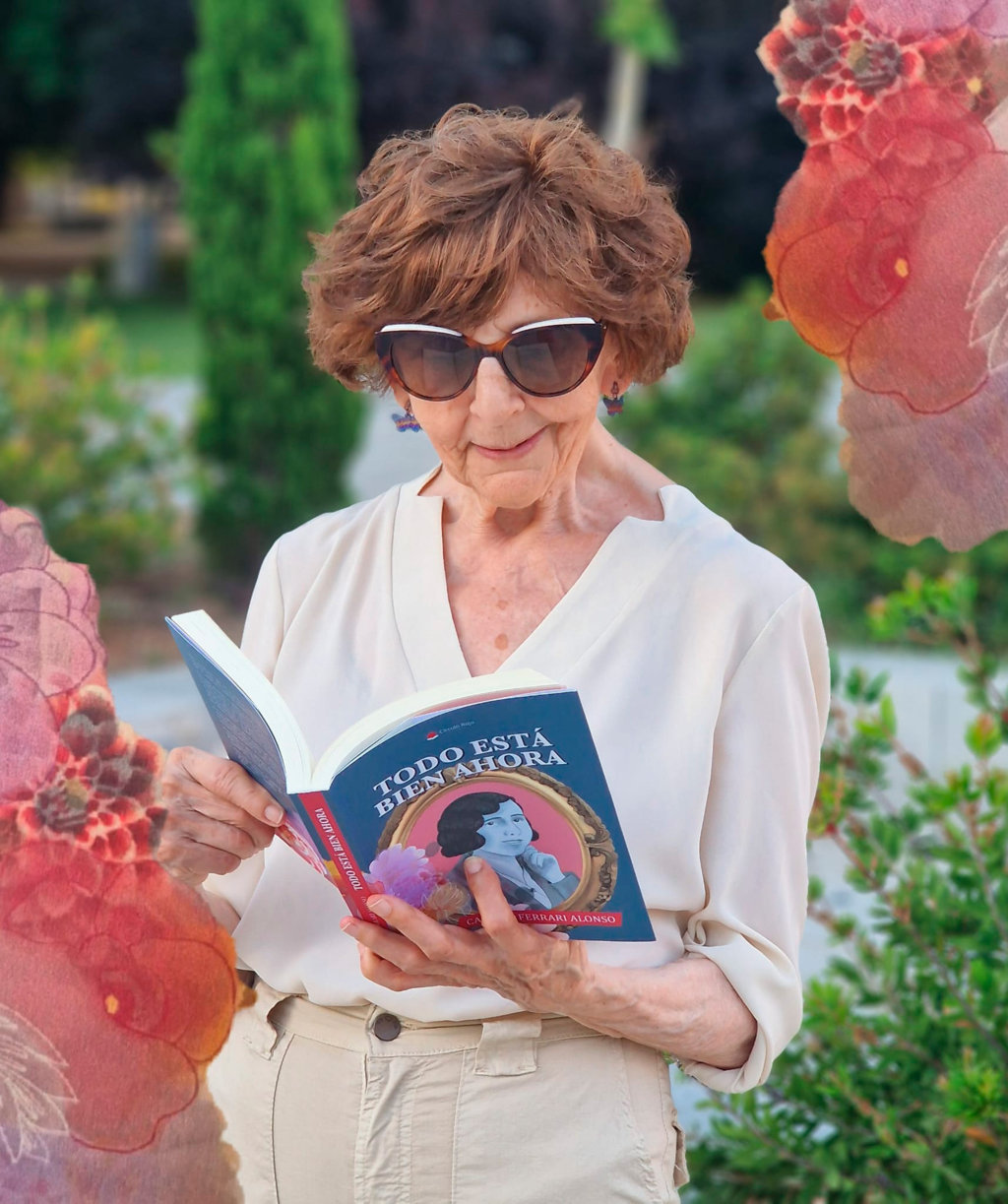 Carmen Ferrari leyendo su libro 'Todo está bien ahora' en un entorno natural.