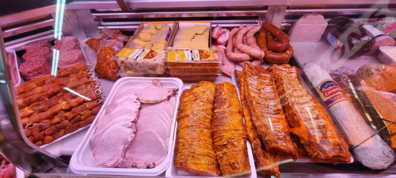 Vitrina de productos cárnicos en la Carnicería Alonso