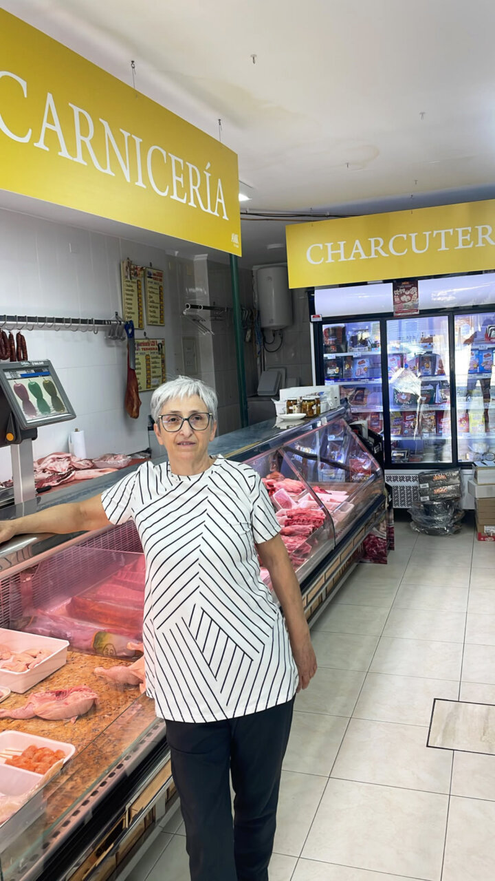 Interior de la carnicería AMK en Velilla del Río Carrión con productos cárnicos
