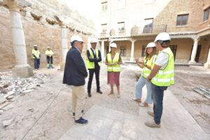 Visita de autoridades a las obras del Castillo de Monzón