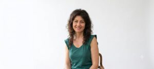 Isabel, fundadora de Catering Palencia, sonríe en un entorno luminoso.