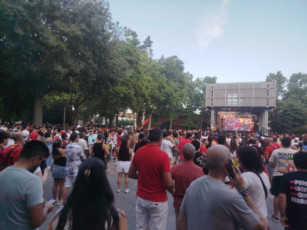 Multitud celebrando la victoria de España en el Mundial en Palencia