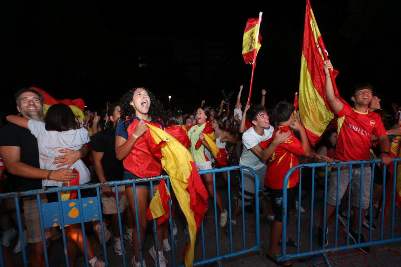 Aficionados celebrando la victoria de España en el Mundial de fútbol