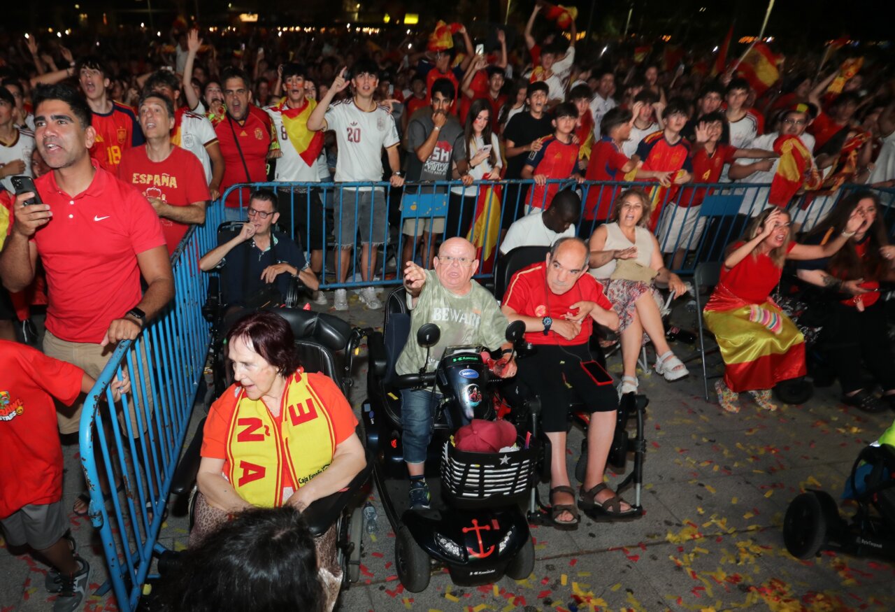 Aficionados celebrando la victoria de España en la Plaza España de Palencia.