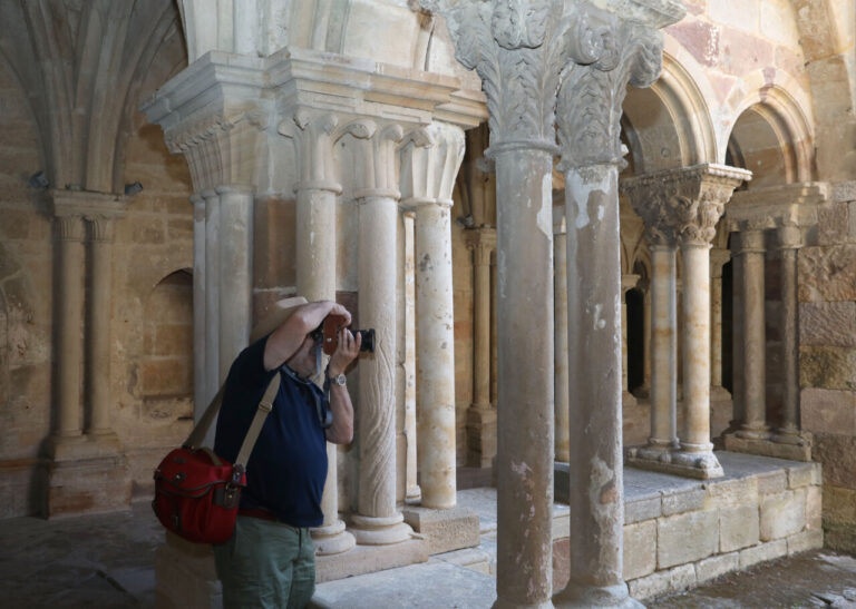 Fotografía de un visitante en el monasterio de Santa María la Real