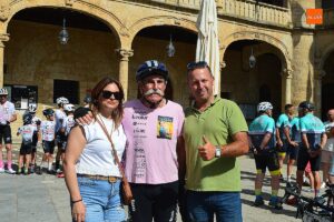 Juanjo Calvo Oreja posando con dos personas en un evento ciclista
