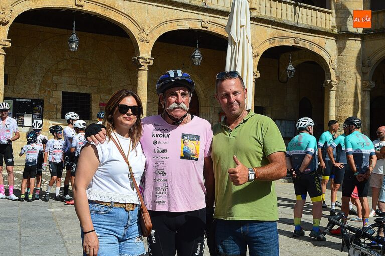 Juanjo Calvo Oreja posando con dos personas en un evento ciclista