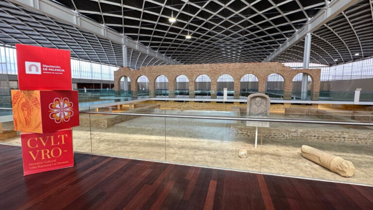 Interior de la Villa Romana La Olmeda con exposiciones culturales