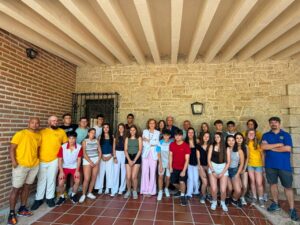 Grupo de estudiantes en la clausura de inmersión lingüística en Villarino de los Aires