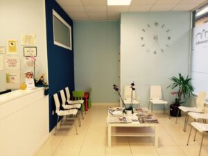 Interior de la Clínica Provedo con sillas y mesa de espera