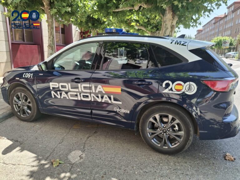 Coche de la Policía Nacional estacionado en la calle