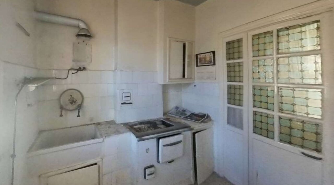 Cocina bilbaina en estado de rehabilitación con muebles antiguos