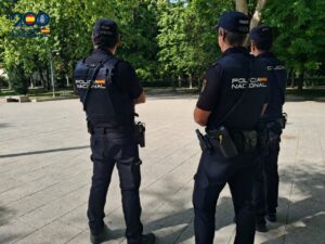 Agentes de la Policía Nacional observando en un parque en Palencia