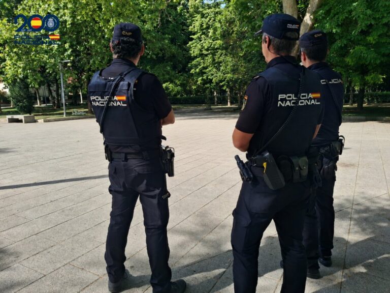 Agentes de la Policía Nacional observando en un parque en Palencia