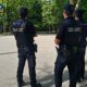 Agentes de la Policía Nacional observando en un parque en Palencia