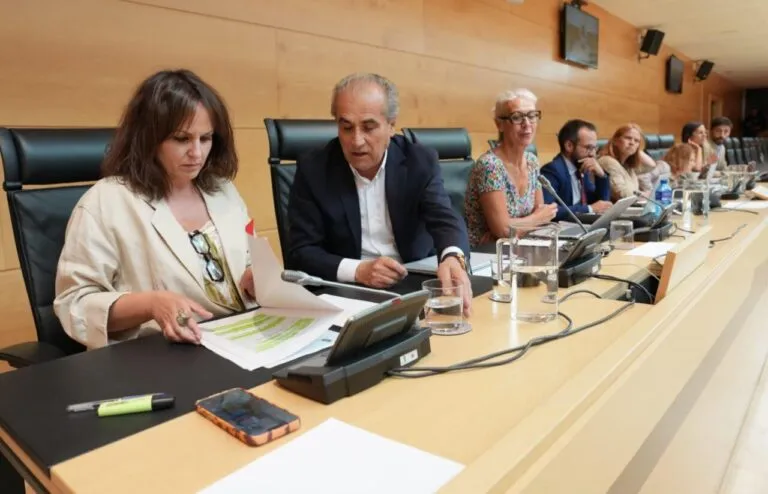 Reunión de la comisión de vivienda en un entorno oficial