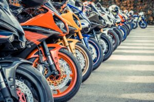 Motos aparcadas en la calle durante un evento motero en verano.