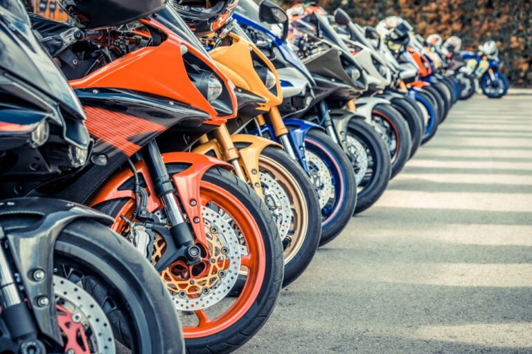 Motos aparcadas en la calle durante un evento motero en verano.