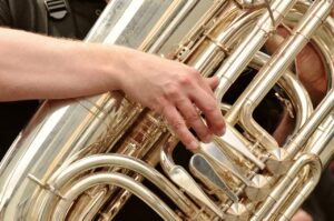 Músico tocando una tuba en un concierto