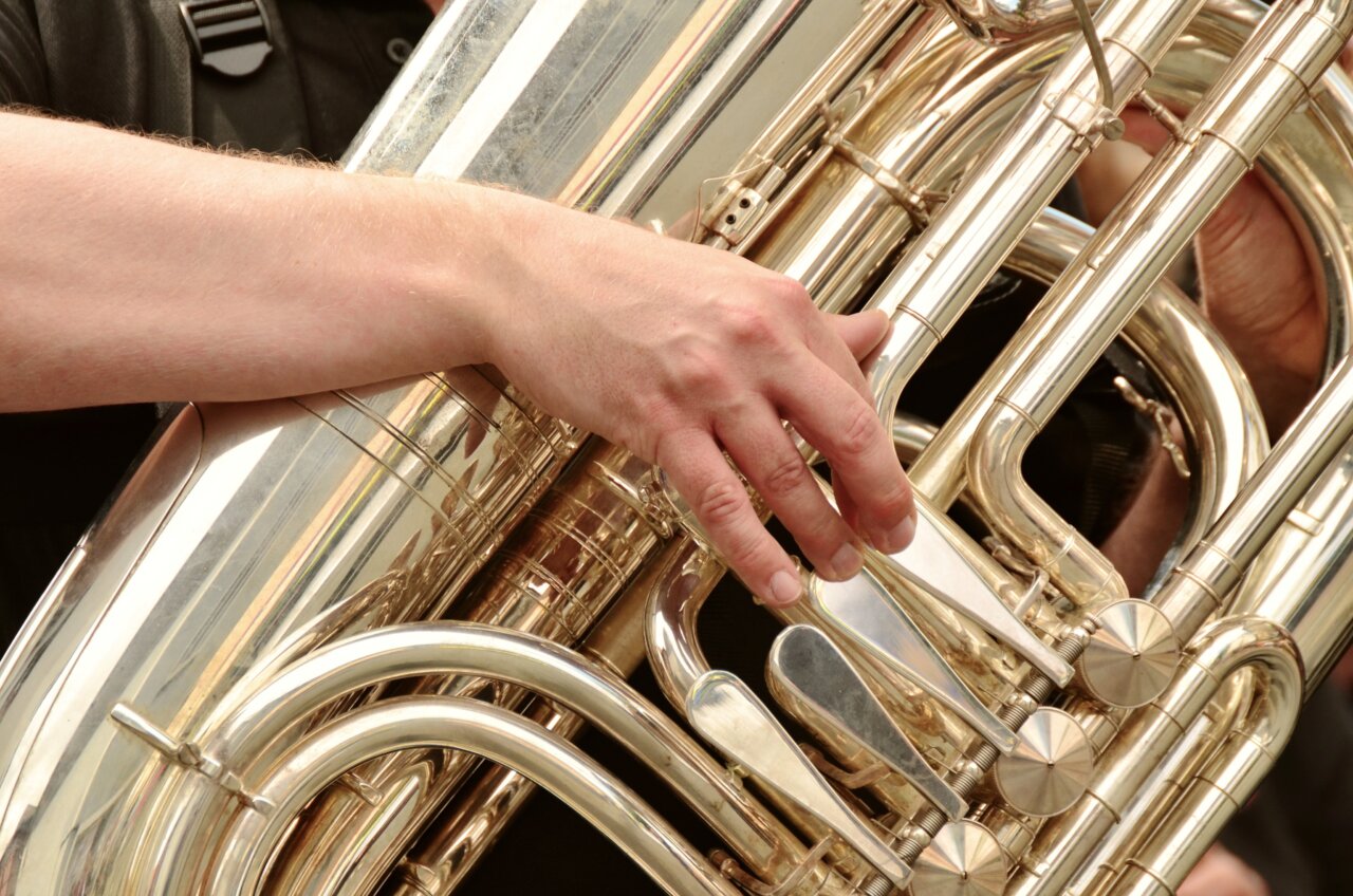 Músico tocando una tuba en un concierto