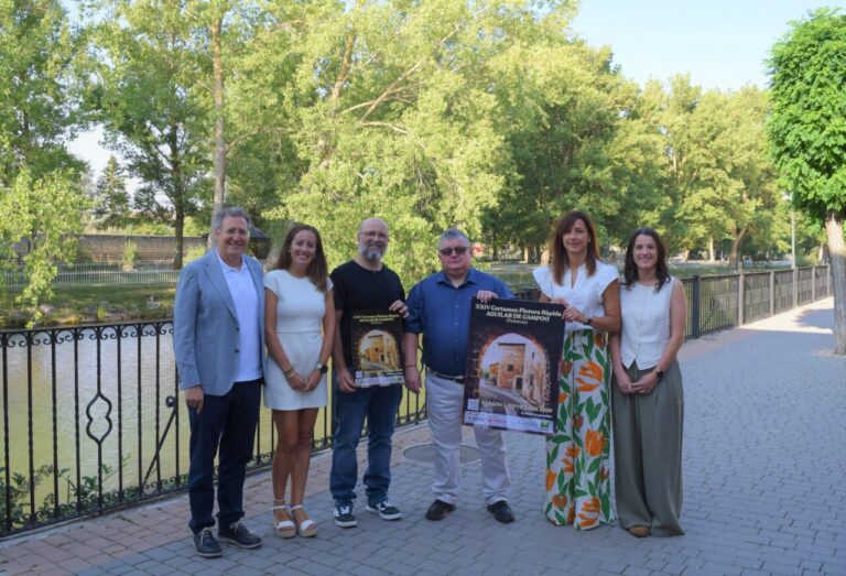 Grupo de personas en evento de concurso de pintura rápida
