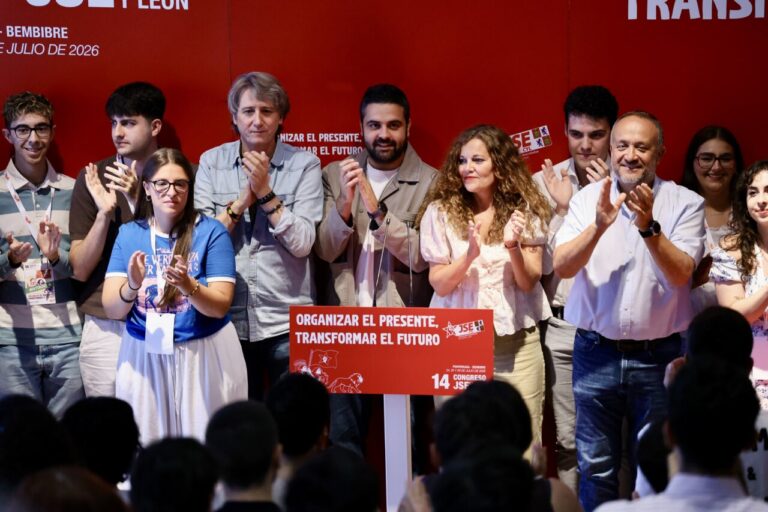 Participantes aplaudiendo en el XIV Congreso de Juventudes Socialistas en Bembibre