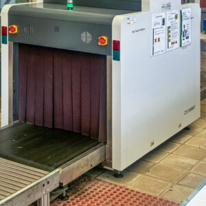 Máquina de control de equipaje en una estación de tren