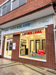 Fachada del estudio de ventanas y puertas Oterglass en Palencia