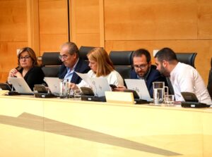 Cristian Delgado en la Comisión de Presidencia discutiendo sobre financiación local