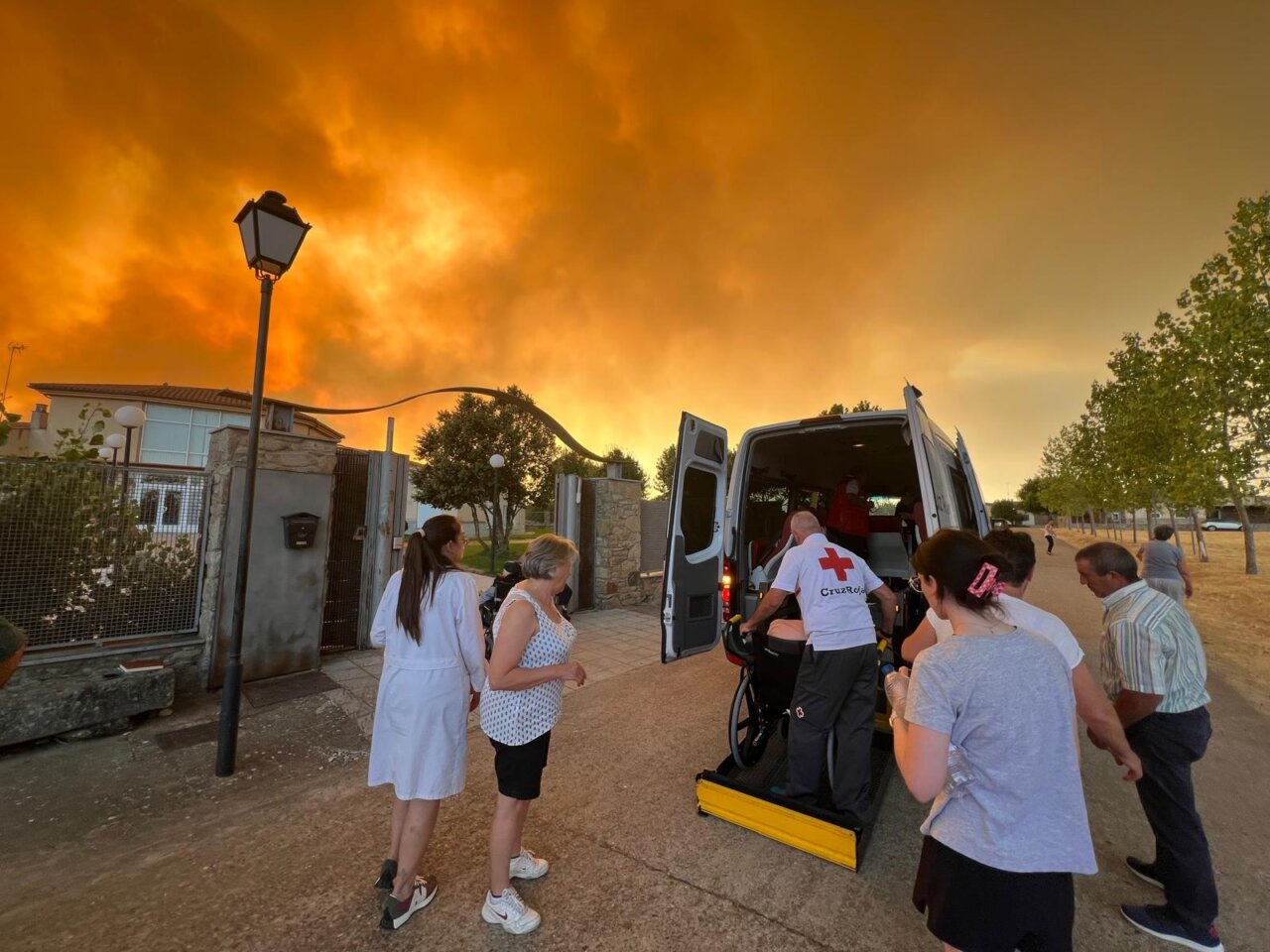 Voluntarios de Cruz Roja ayudando a personas evacuadas por incendio