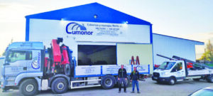 Camiones y trabajadores de Cumonor en su sede de Magaz de Pisuerga