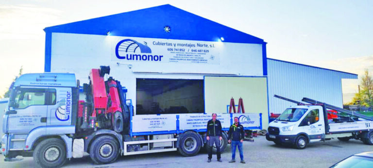 Camiones y trabajadores de Cumonor en su sede de Magaz de Pisuerga