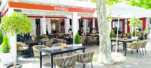 Terraza del restaurante D’Candela con mesas y sillas