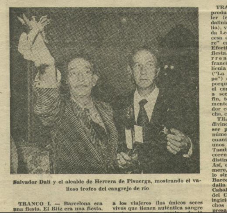 Salvador Dalí y el alcalde de Herrera de Pisuerga con un cangrejo