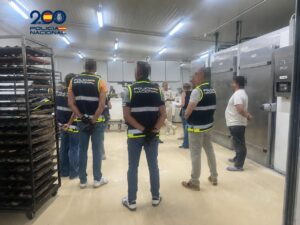 Operativo policial en un obrador de pan en Alar del Rey