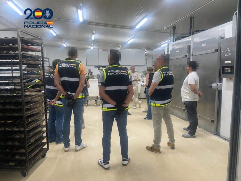 Operativo policial en un obrador de pan en Alar del Rey
