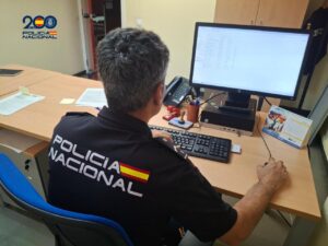 Agente de la Policía Nacional trabajando en su escritorio