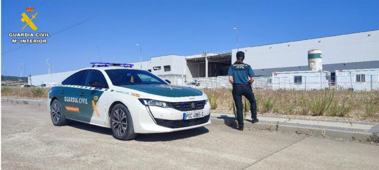 Vehículo de la Guardia Civil en el polígono industrial de Magaz de Pisuerga