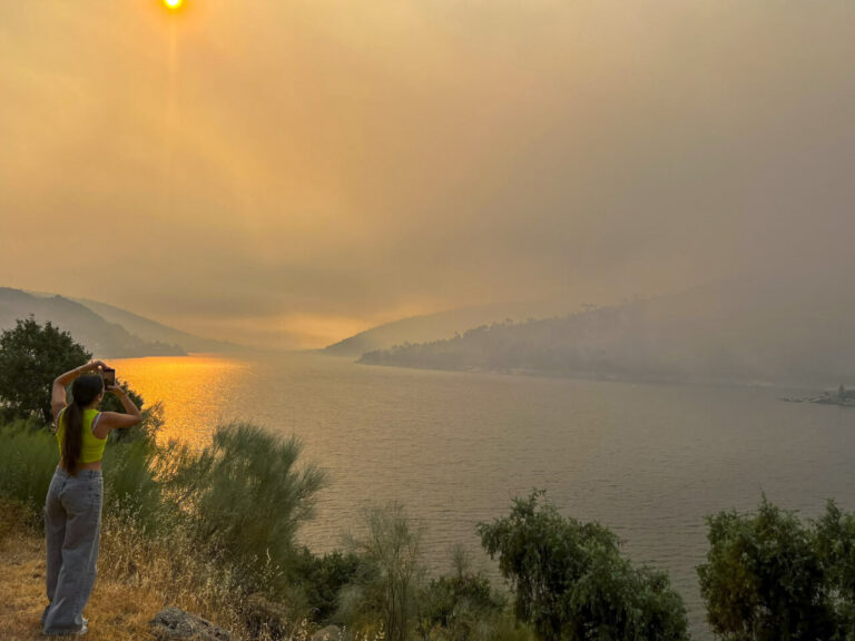 Persona tomando fotos del incendio forestal en Burgohondo