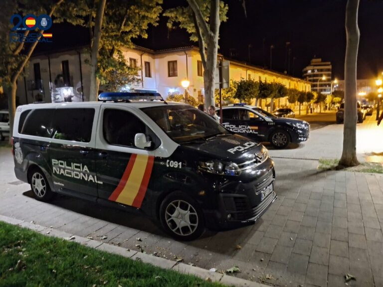 Vehículos de la Policía Nacional en una operación contra el tráfico de drogas