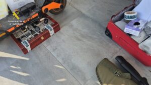 Objetos recuperados durante la detención de falsos policías en Torquemada