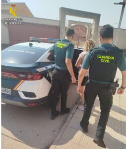 Agentes de la Guardia Civil deteniendo a una mujer en Venta de Baños
