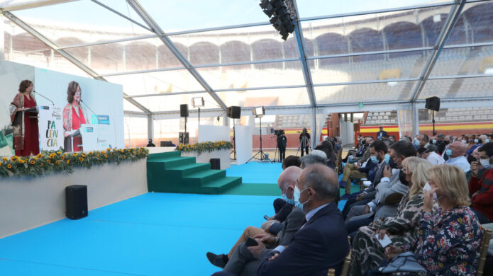 Evento del Día de la Provincia en la Plaza de Toros de Palencia con público y escenario