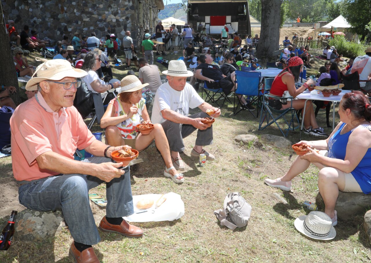 Personas disfrutando de la gastronomía en el Día de las Fuentes Carrionas