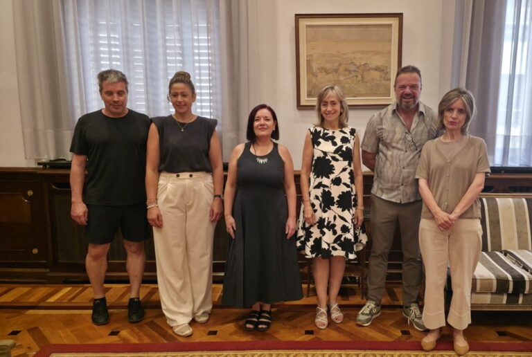 Artistas ganadores de la II Residencia Díaz-Caneja en un evento oficial