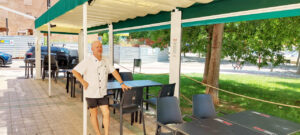 Chef de Don Crêps en la terraza del restaurante en Palencia
