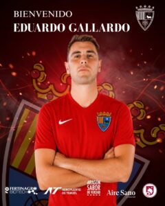 Edu Gallardo posando con la camiseta del CD Teruel en un fondo colorido.