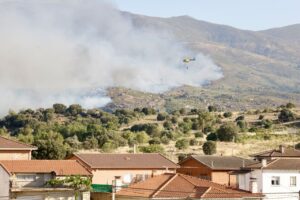 Helicóptero apagando incendio en El Tiemblo, Palencia
