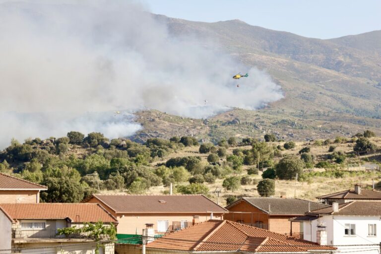 Helicóptero apagando incendio en El Tiemblo, Palencia
