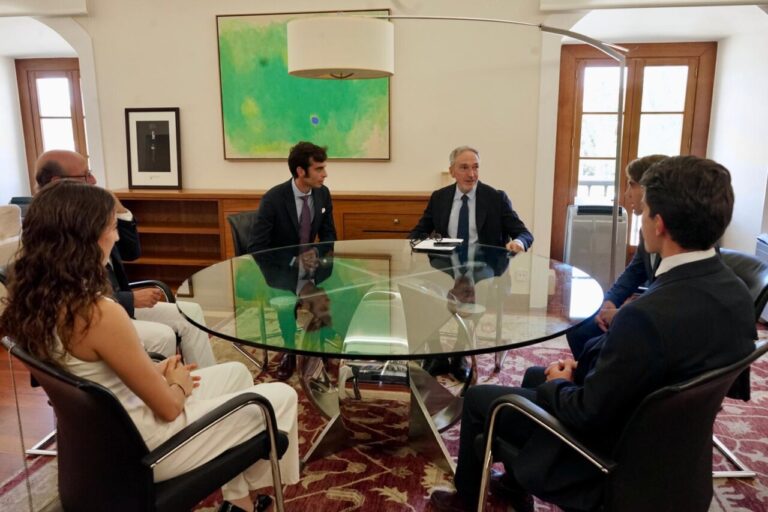 Encuentro de finalistas del Circuito de Novilladas en una sala de reunión